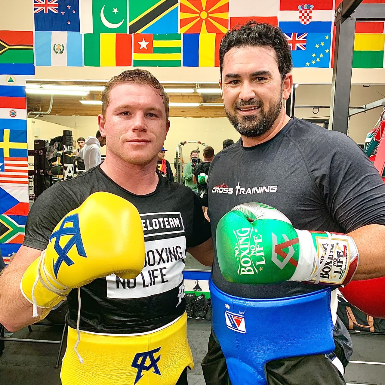 Adrián González 'se pone los guantes' con el Canelo