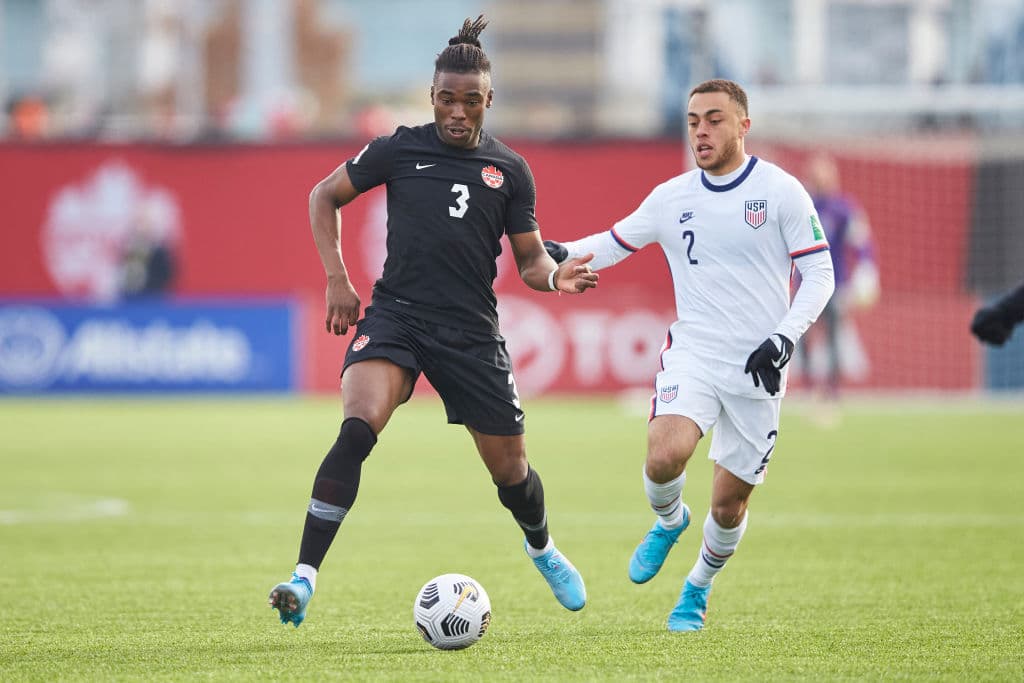 Con dos goles, uno durante los primeros minutos del encuentro por parte de Cyle Larin (7’) y uno ya al cierre del partido por Sam Adekugbe (90'+5'), Canadá se impuso ante Estados Unidos, manteniendo su liderato en la eliminatoria rumbo a Qatar 2022 y posicionándose como primero de la CONCACAF.