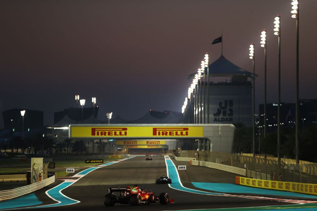 Luego de que en la Práctica Libre 1 Max Verstappen pudo superar a Lewis Hamilton, el piloto británico tuvo su revancha en la segunda sesión y con un tiempo de 1:23.691 fue amplio dominador. Por su parte el mexicano Sergio Pérezterminó en la quinta posición aunque tuvo que venir de atrás pues se ubicó en la posición 14 on el compuesto medio y su rendimento no fue el esperado.