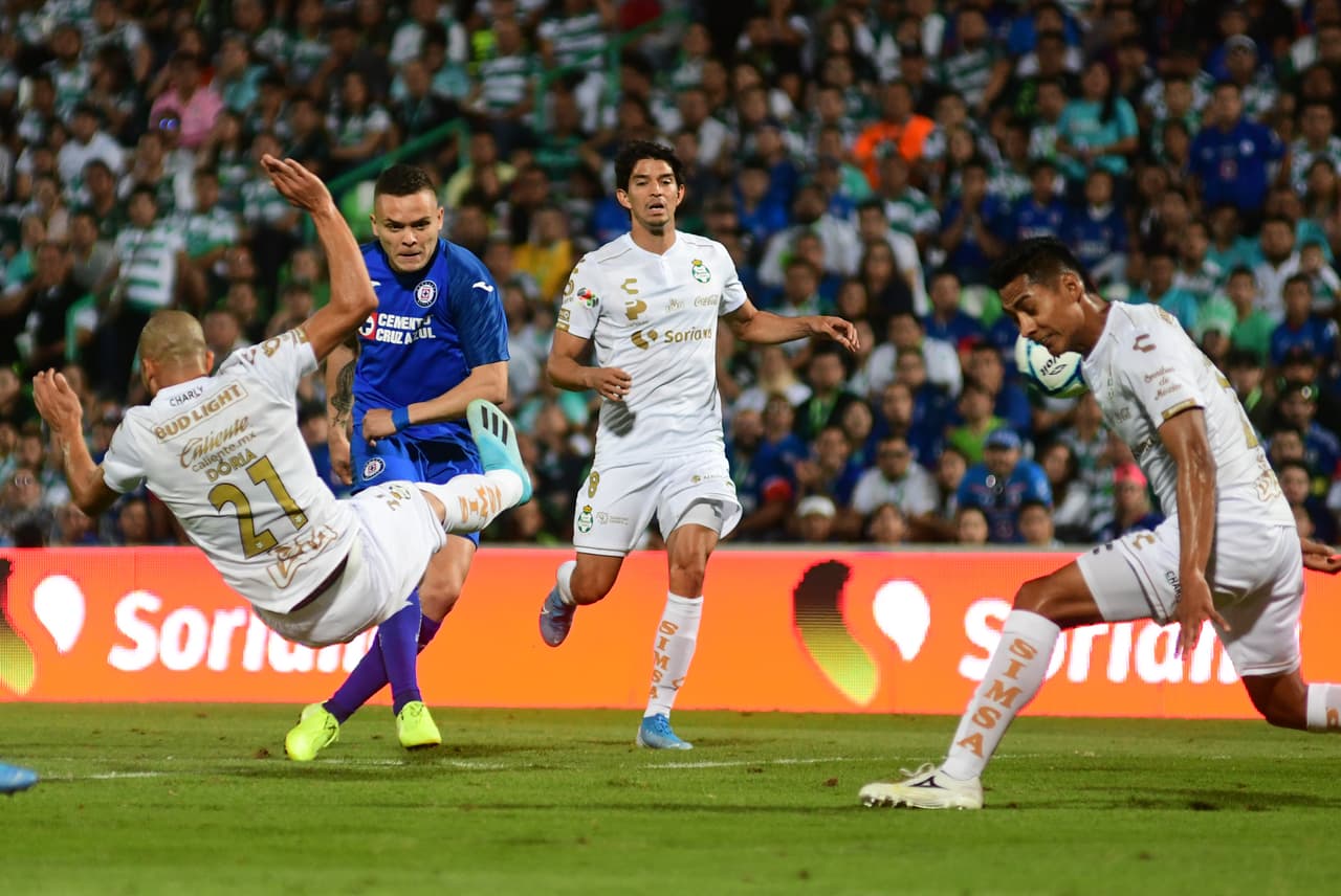 Santos Laguna mostró gran superioridad ante la Máquina de Cruz Azul y además de confirmar ser los mejores del torneo regular, eliminó a los celestes.