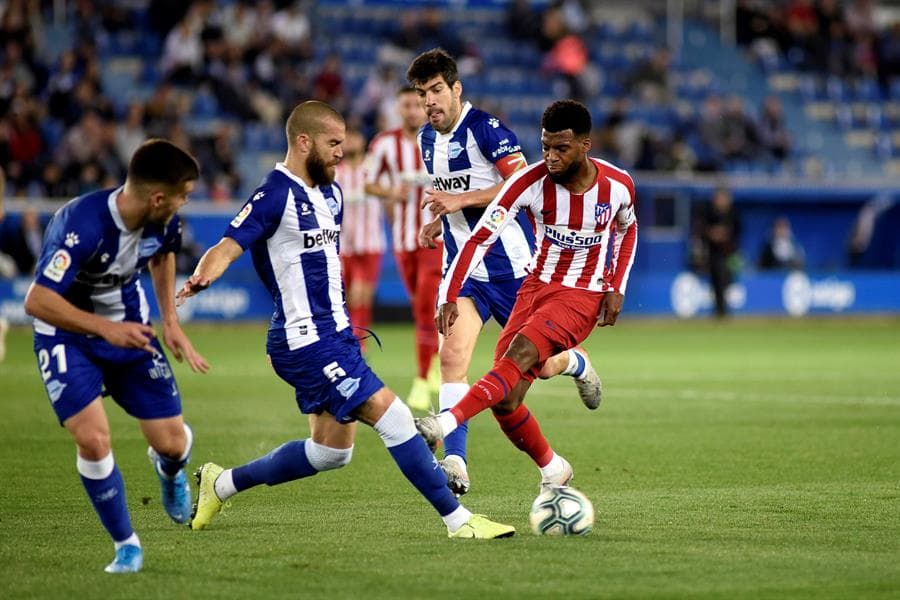 El defensa del Alavés Víctor Laguardia intenta arrebatar el balón al defensa brasileño del Atlético de Madrid, Renan Augusto Lodi.