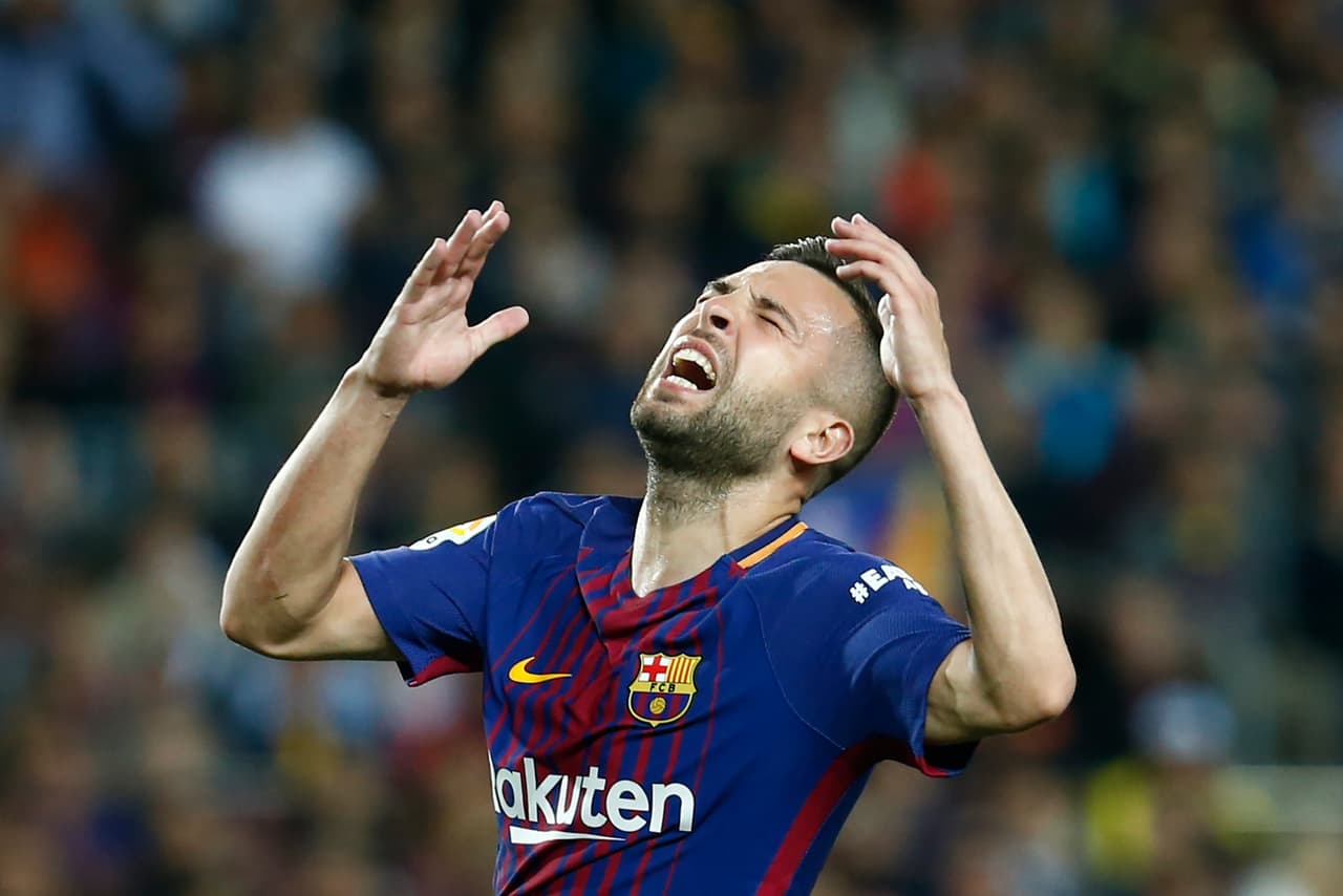 Manchester United y Chelsea buscan la posibilidad de fichar a Jordi Alba y poner a prueba su fidelidad con Barcelona por medio de jugosas ofertas.