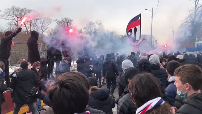 Ultras del PSG cantan e insultan al Barcelona