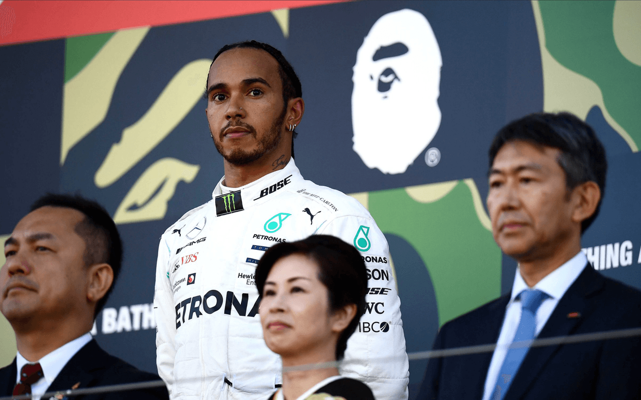 En cuanto a Leclerc, rompió el ‘endplate’ izquierdo de su alerón delantero por chocar con Mx Verstappen y la pieza fue arrastrándose durante la vuelta inicial.