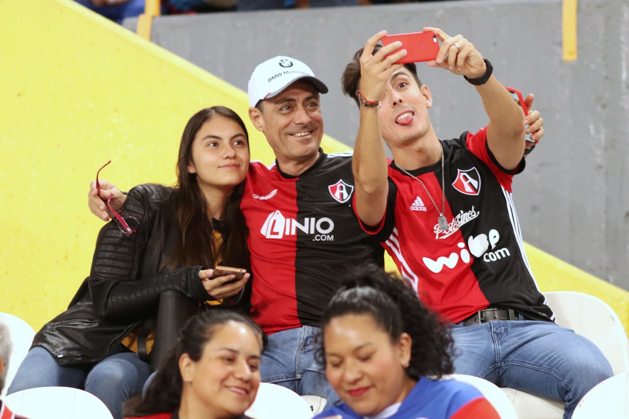 Los fanáticos de Atlas y Cruz Azul en la antesala del encuentro por la Jornada 10 del
<a href="https://www.univision.com/deportes/futbol/liga-mx/" target="_blank">Clausura 2019 de la Liga MX</a>.