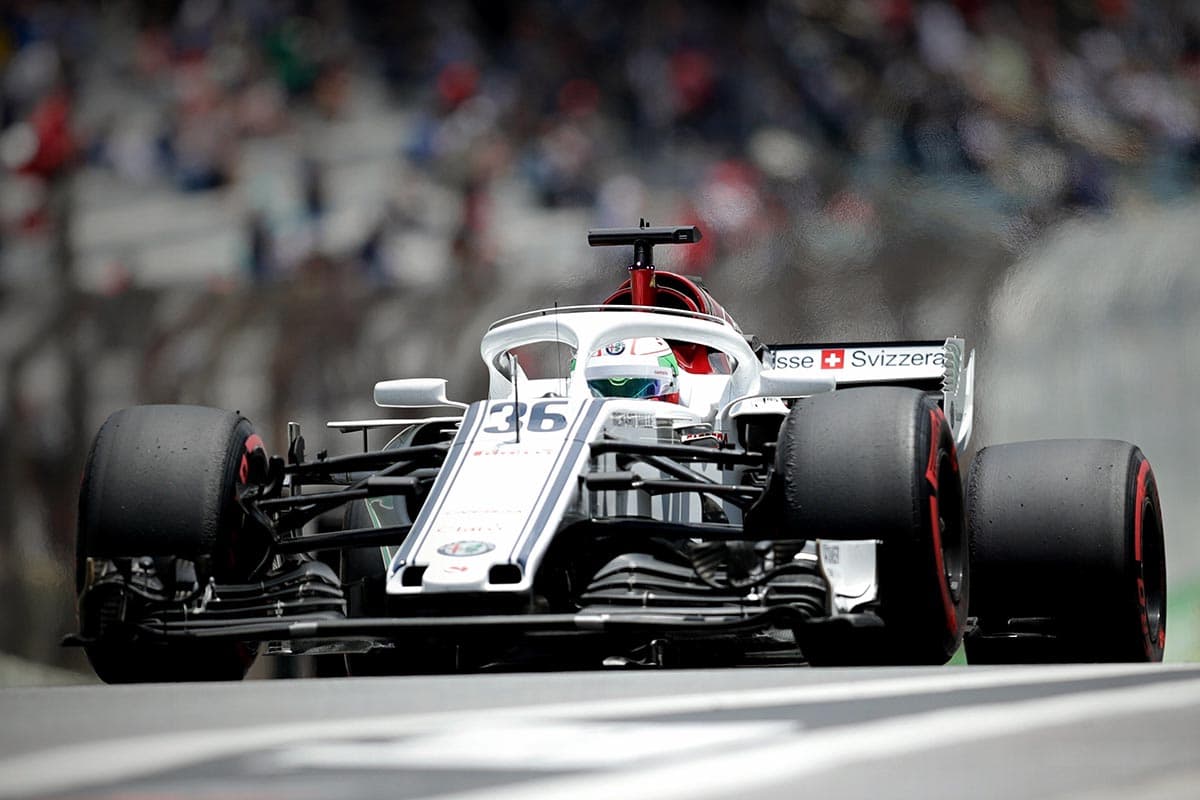 El italiano Antonio Giovinazzi de Sauber, fue uno de los primeros pilotos en salir a la pista a bordo de su monoplaza.