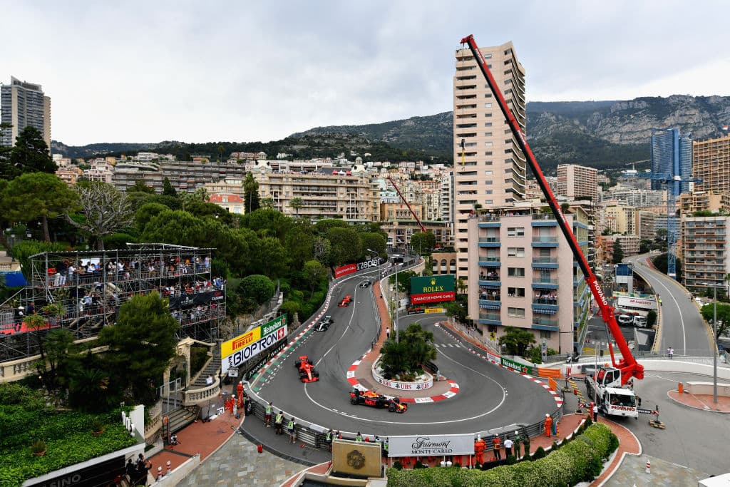Una de las icónicas postales del circuito callejero de Montecarlo, la del Hotel Hairpin, una pronunciada curva para que quienes están en la zona vean en 'cámara lenta' a los bólidos de la F1.