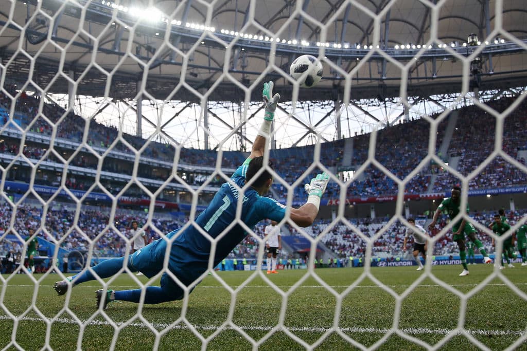 El tiro con fuerza al palo izquierdo fue intuído por el portero que llegó para evitar el tanto en contra.