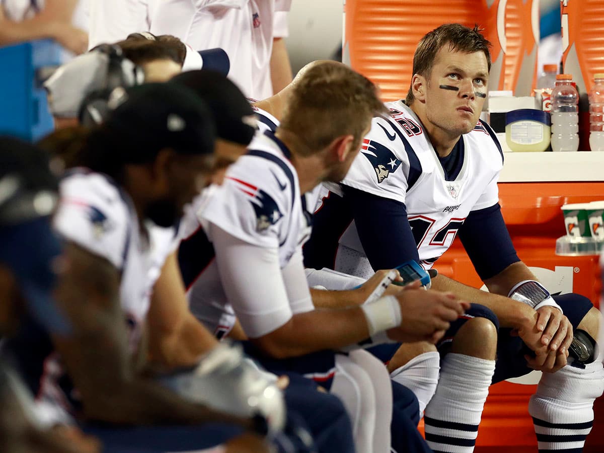 El quarterback de los Patriots, Tom Brady (derecha), tuvo 16 de 24 intentos de pase completos para 102 yardas, pero no pudo completar un pase de anotación.