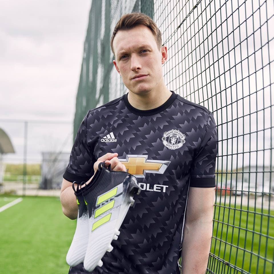 Motivos clásicos para el fondo para esta playera negra que regresa al equipo inglés a las épocas de antaño.