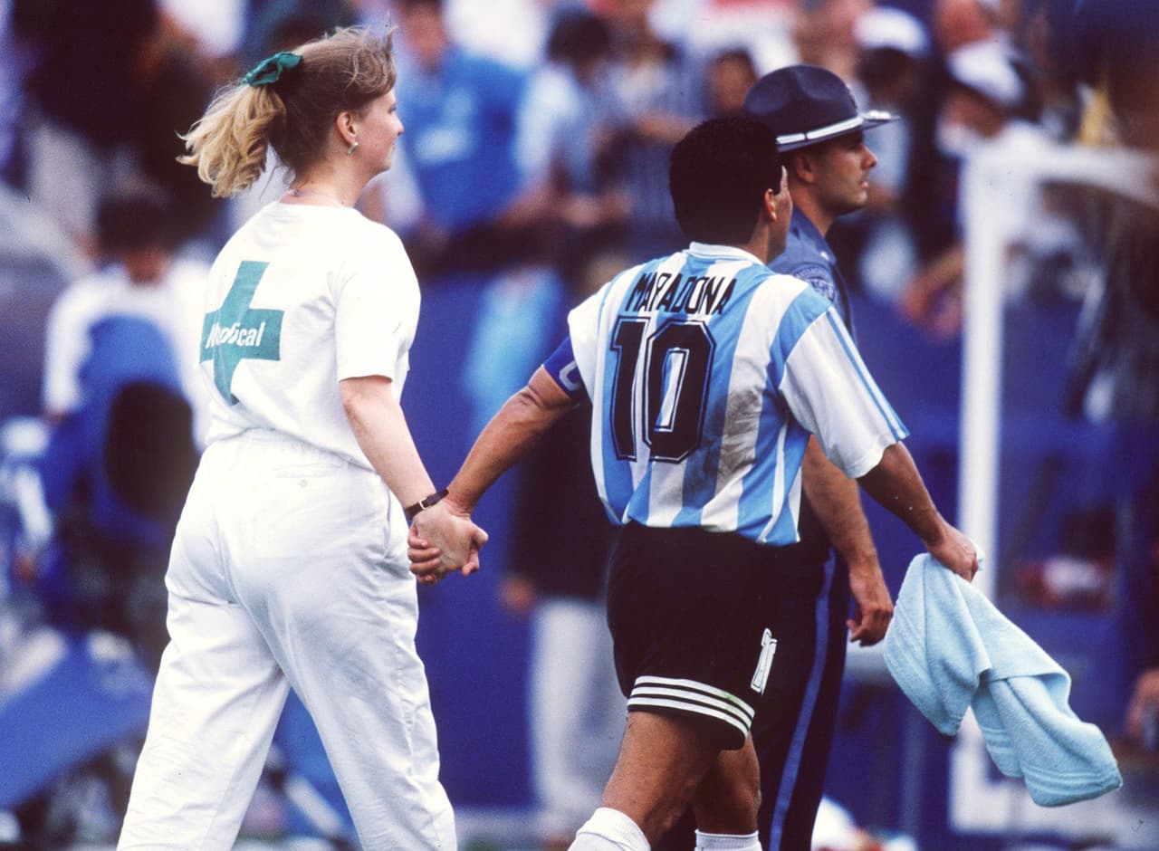 Transcurría el
<a href="https://www.univision.com/shows/republica-deportiva/recordando-el-mundial-de-usa-1994-video" target="_blank">Mundial de Estados Unidos 1994</a> y Argentina ya había vencido a Grecia y Nigeria en la fase de grupos. En el duelo contra Bulgaria, Maradona tuvo que salir del campo y luego se supo que dio positivo a efedrina. Fue la última vez que el #10 vistió la camiseta albiceleste.
<br>