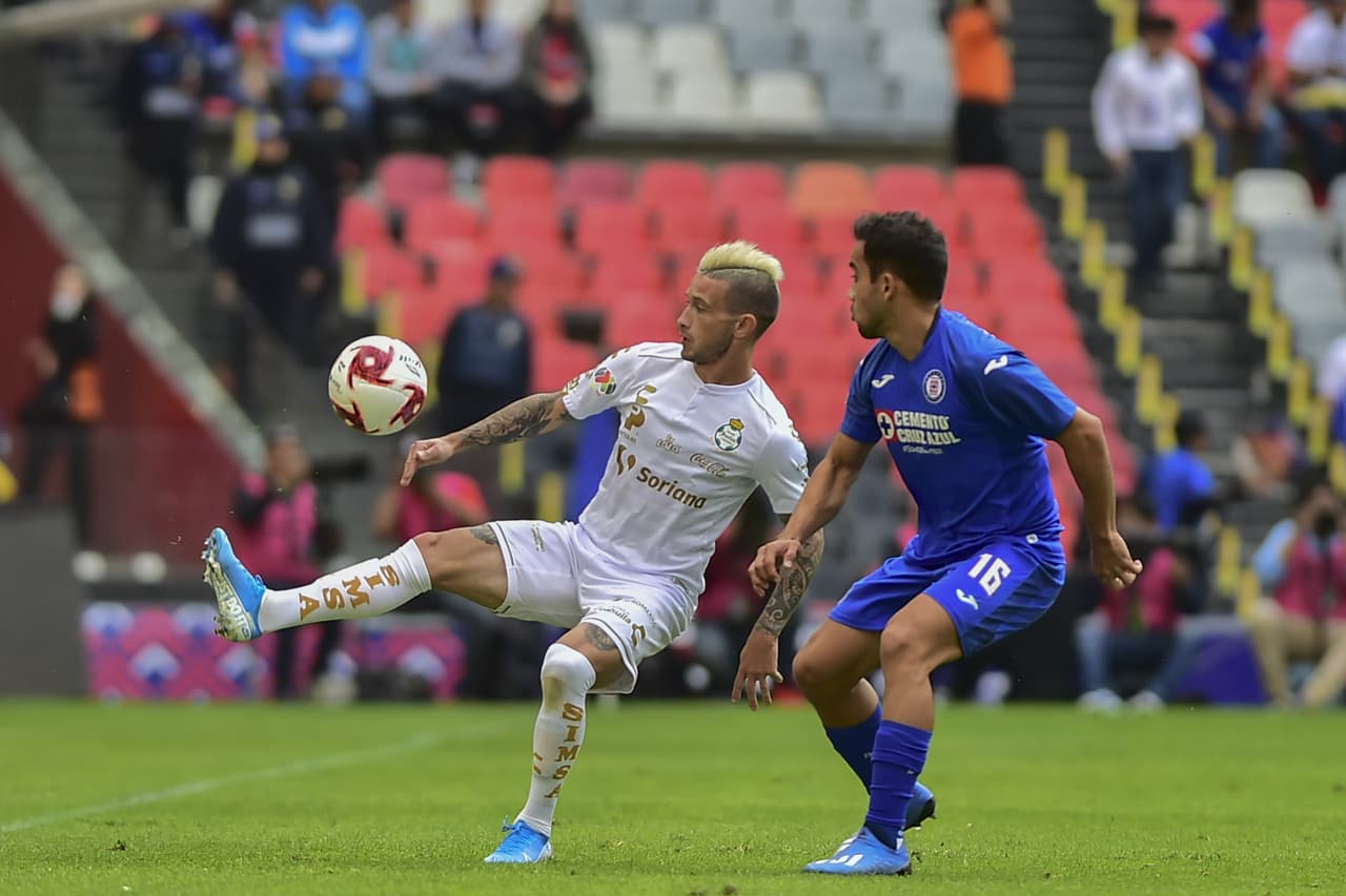 Con goles de Jonathan Rodríguez, Elías Hernández y Luis Romo, Cruz Azul le pasa por encima a Santos y consigue sus primeros tres puntos del Clausura 2020.