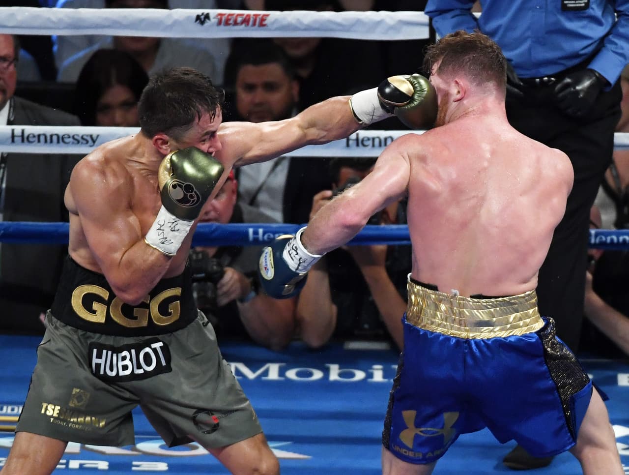 En el primero y segundo asaltos, Golovkin estaba tratando de medir a Canelo, y mientras mantenía su guardia diestra, lanzaba jabs de zurda para enviar ese mensaje que avisa el gran puñetazo.