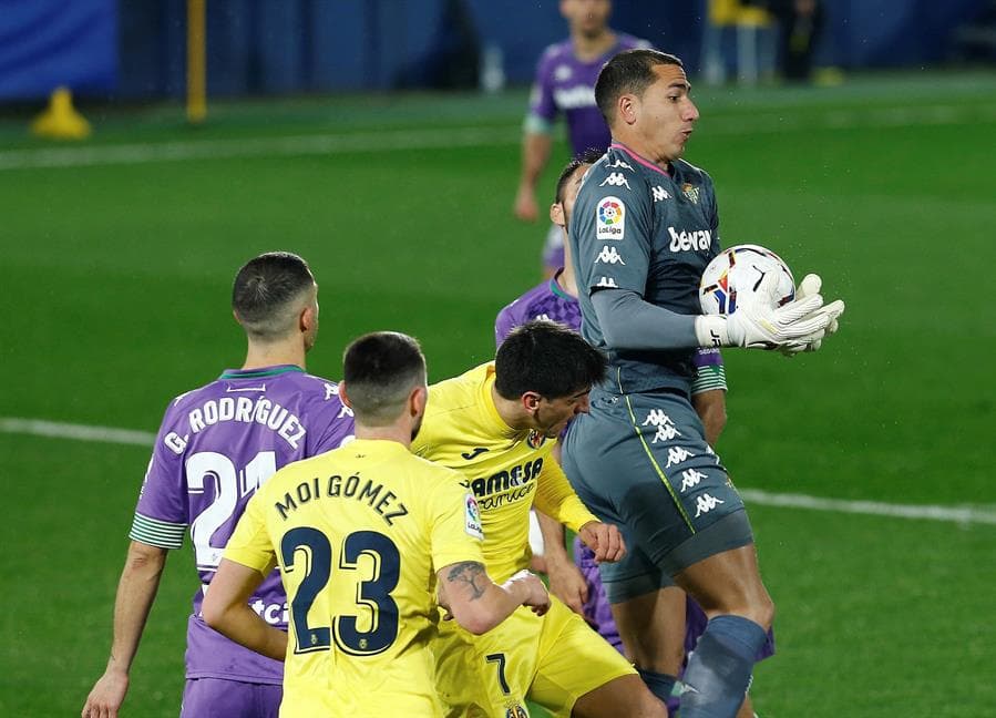 Real Betis derrotó 2-1 al Villarreal. Nabil Fekir y Emerson le dieron la victoria a los verdiblancos en su visita a La Cerámica. El único tanto para los locales fue por parte de Gerard Moreno, durante la Jornada 23 de LaLiga.