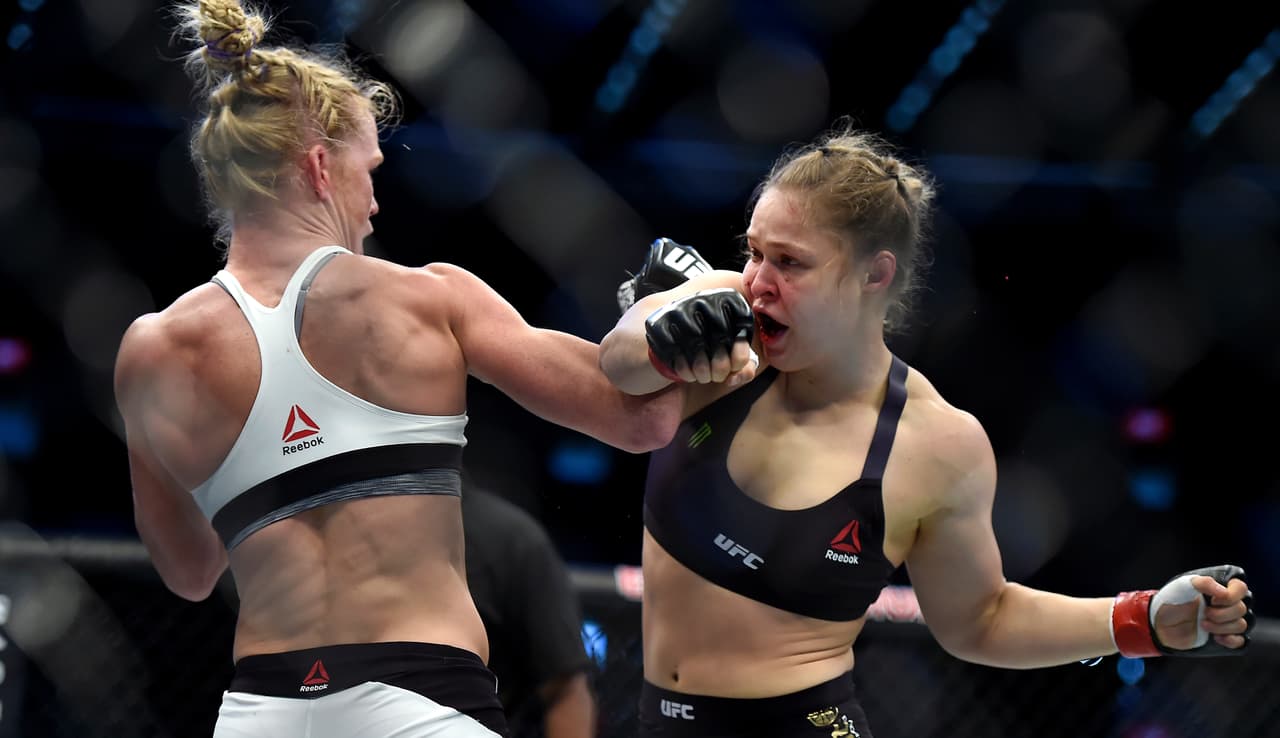Holm demostró toda su experiencia, manejó la ansiedad de la campeona desde el inicio, la hizo fallar y conecto un codazo que aflojó los dientes y rompió la boca de Ronda. El golpe desconcentró a la monarca, quien desde ese momento perdió la cabeza.