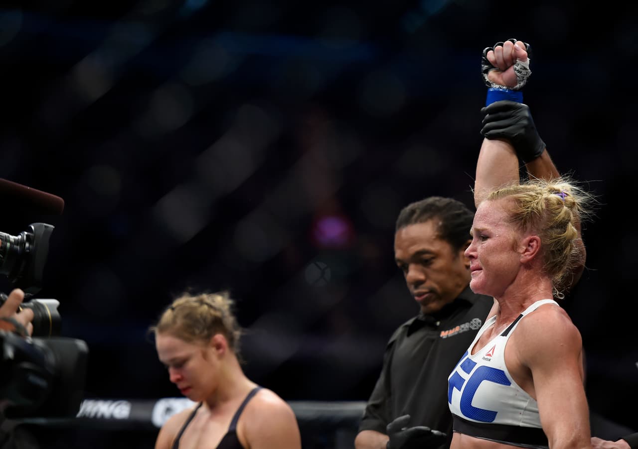 El final llegó en el segundo rollo, Holm dio una patada a Rousey en la barbilla, ‘Rowdy’ cayó con los ojos perdidos, la retadora se le fue encima y con dos golpes más terminó con la reina gallo de UFC.