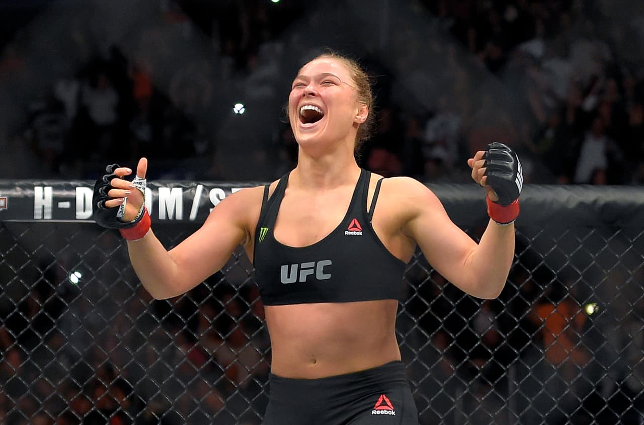 Ronda Rousey realizó tres peleas en el 2015, en dos de ellas defendió el título gallo UFC, en la tercera cayó de manera espectacular contra Holly Holm.