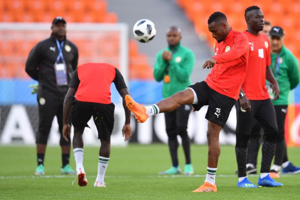 En primer plano y haciendo gala de buen control y golpeo del balón, Diafra Sakho, quien milita para el Stade Rennais de la Ligue 1 de Francia. Espera tener un juego con ocasiones de gol ante Japón.