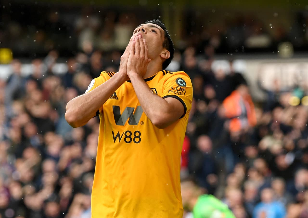 El ex América llegó por el segundo palo y mandó la pelota al fondo, pero cuando su compañero remató ya estaba en fuera de juego.