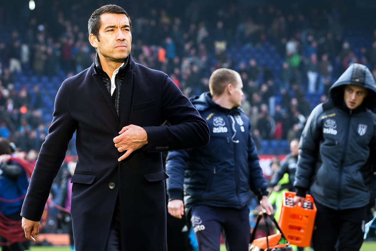 El Feyenoord cuenta como técnico con el recordado jugador tulipán Giovanni van Bronckhorst, que militó entre otros en Barcelona.