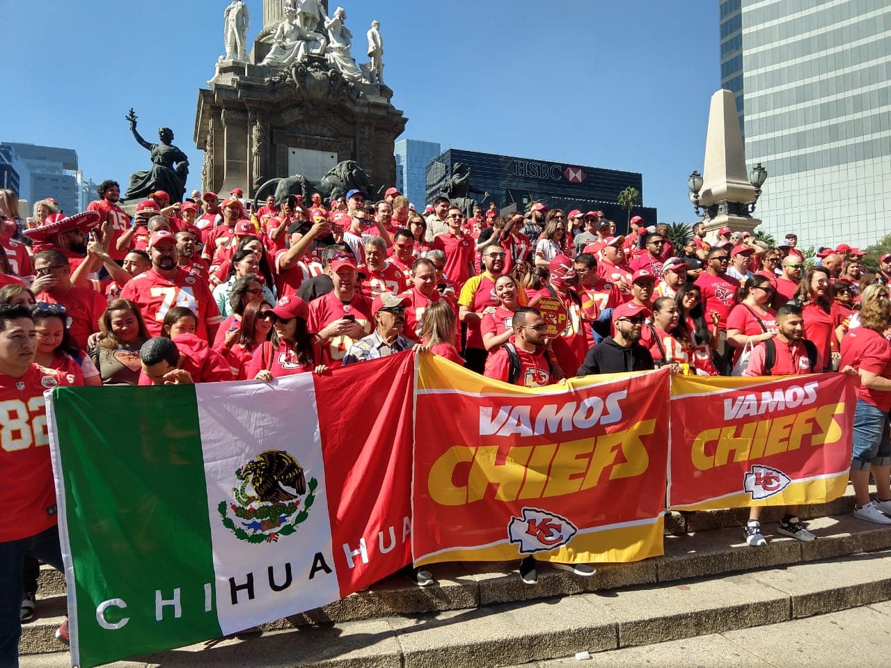 La cancelación del partido de Kasas City Chiefs contra Los Angeles Rams dejó unos damnificados en la Ciudad de México, que a pesar de todo se tomaron con colorido la jornada.