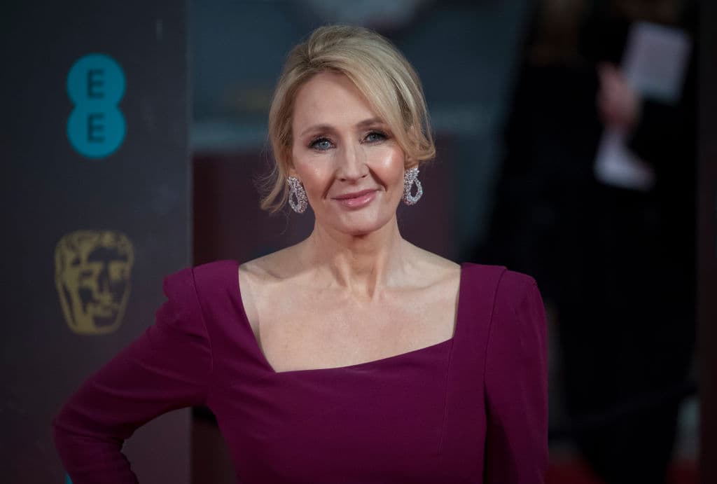 En 2017, a Rowling le gustó un tweet que promocionaba un artículo que se consideraba transfóbico y le dio ‘like’ a otro que se refería a las mujeres trans como "hombres vestidos".