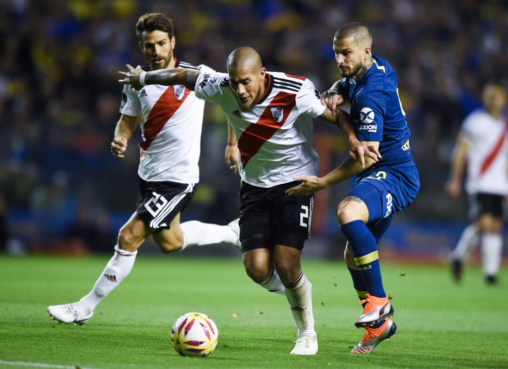 Jonatan Maidana fue un auténtico problema para la defensa de Boca, aquí marcado por Darío Benedetto (derecha).