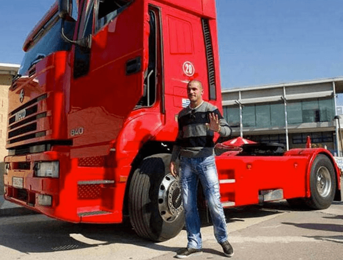 El uruguayo Walter Pandiani demostró que no todos aman los carros deportivos y tenía su propio camión para desplazarse.