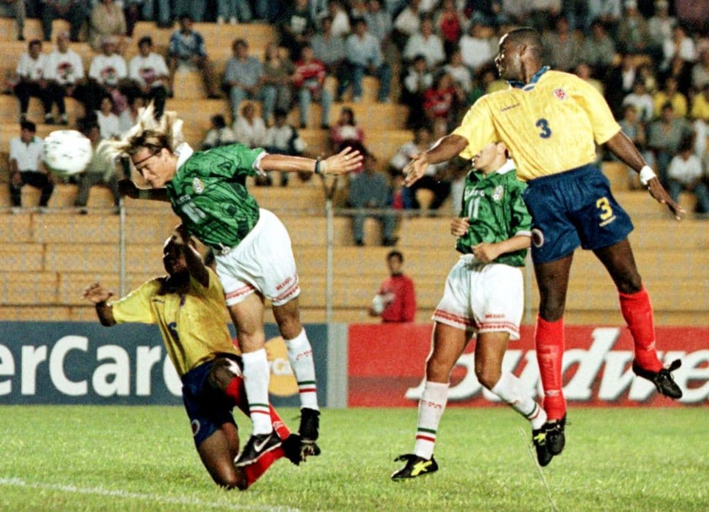 El Tri inició a tambor batiente el encuentro con un Luis Hernández encendido y que marcó los goles del triunfo por el cuadro mexicano.
<br>Los hizo a los siete y a los 11 minutos. Fueron sus dos primeros tantos en la competencia en la que finalmente finalizó como campeón goleador con seis tantos.