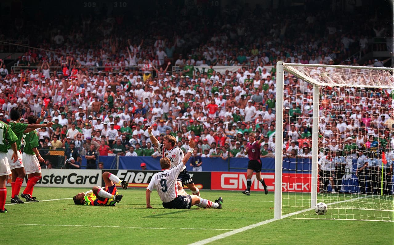 El regreso del 'Tri' a los mundiales luego de la ausencia en 1990 fue con derrota 1-0 contra Noruega, equipo que lucía como el más débil de un grupo que completaban Italia e Irlanda.