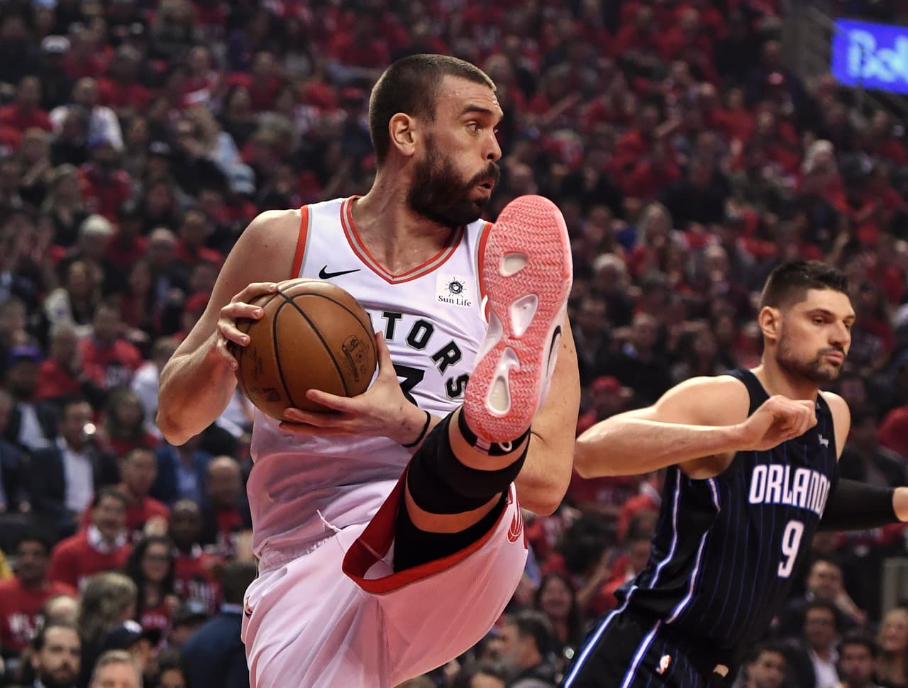 Aunque el español Marc Gasol, llegado en el límite de canjes desde los Memphis Grizzlies, no ha terminado de acoplarse pero es un jugador de probada calidad y experiencia que puede aportar para Toronto.
