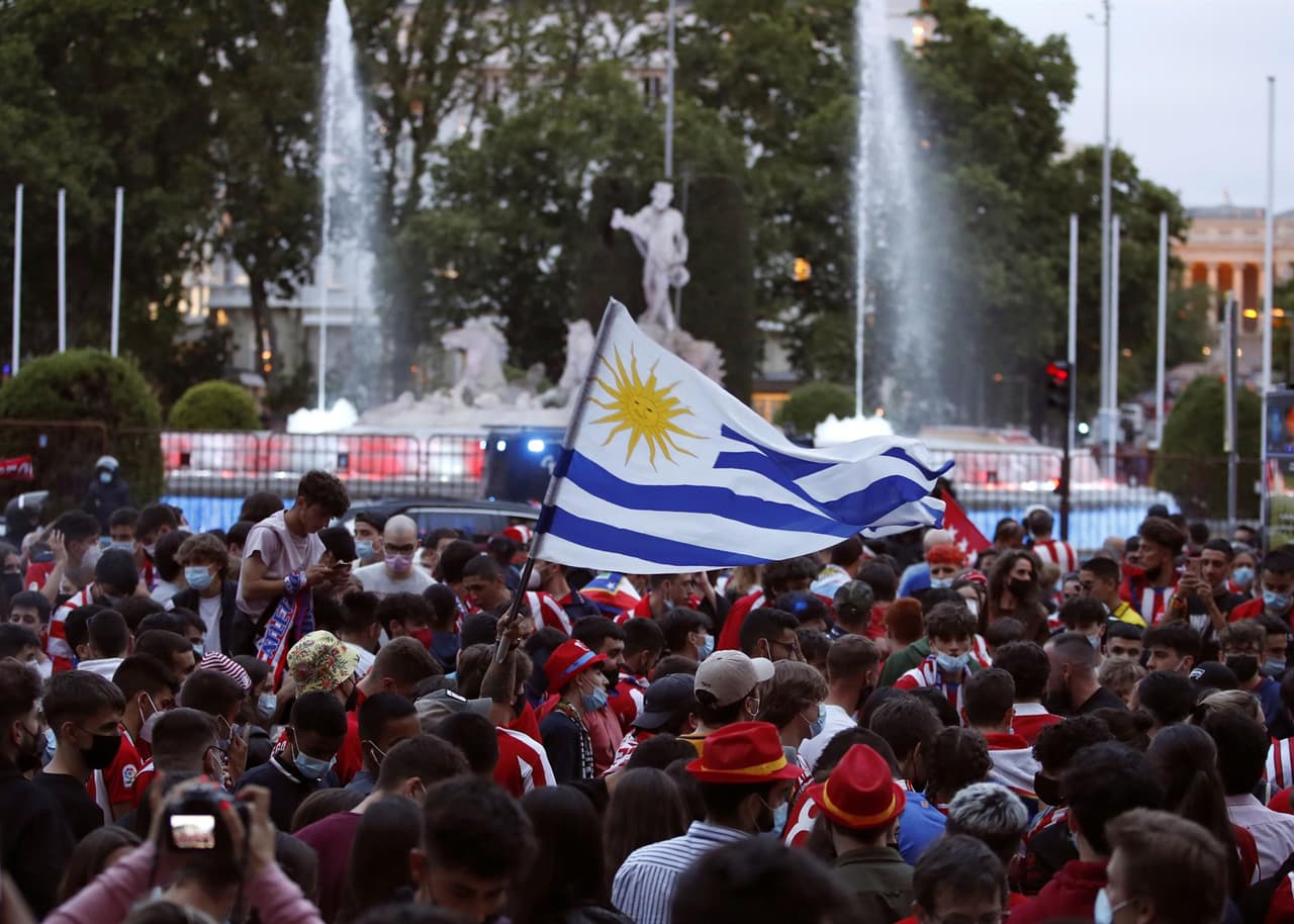 Centenares de aficionados del Atlético de Madrid se reunieron en la fuente de Neptuno para celeberar el título liguero conseguido por el club.