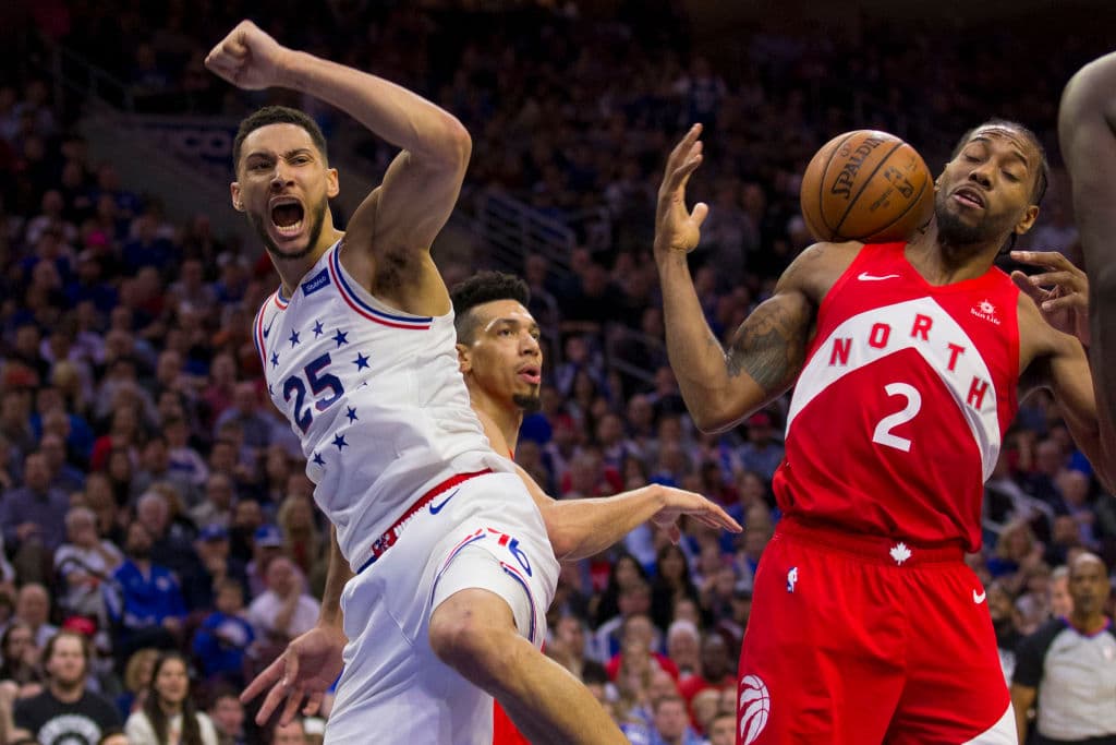 Los Philadelphia 76ers se negaron a ser eliminados en casa al vencer 112-101 a los Toronto Raptors en el Juego 6 de su serie de Playoffs de segunda ronda en la Conferencia del Este en la NBA y con esto forzaron al séptimo y definitivo encuentro, que habrá de jugarse el domingo próximo. Jimmy Butler anotó 25 puntos y Ben Simmons aportó 21 para que los Sixers alarguen la serie en Canadá.