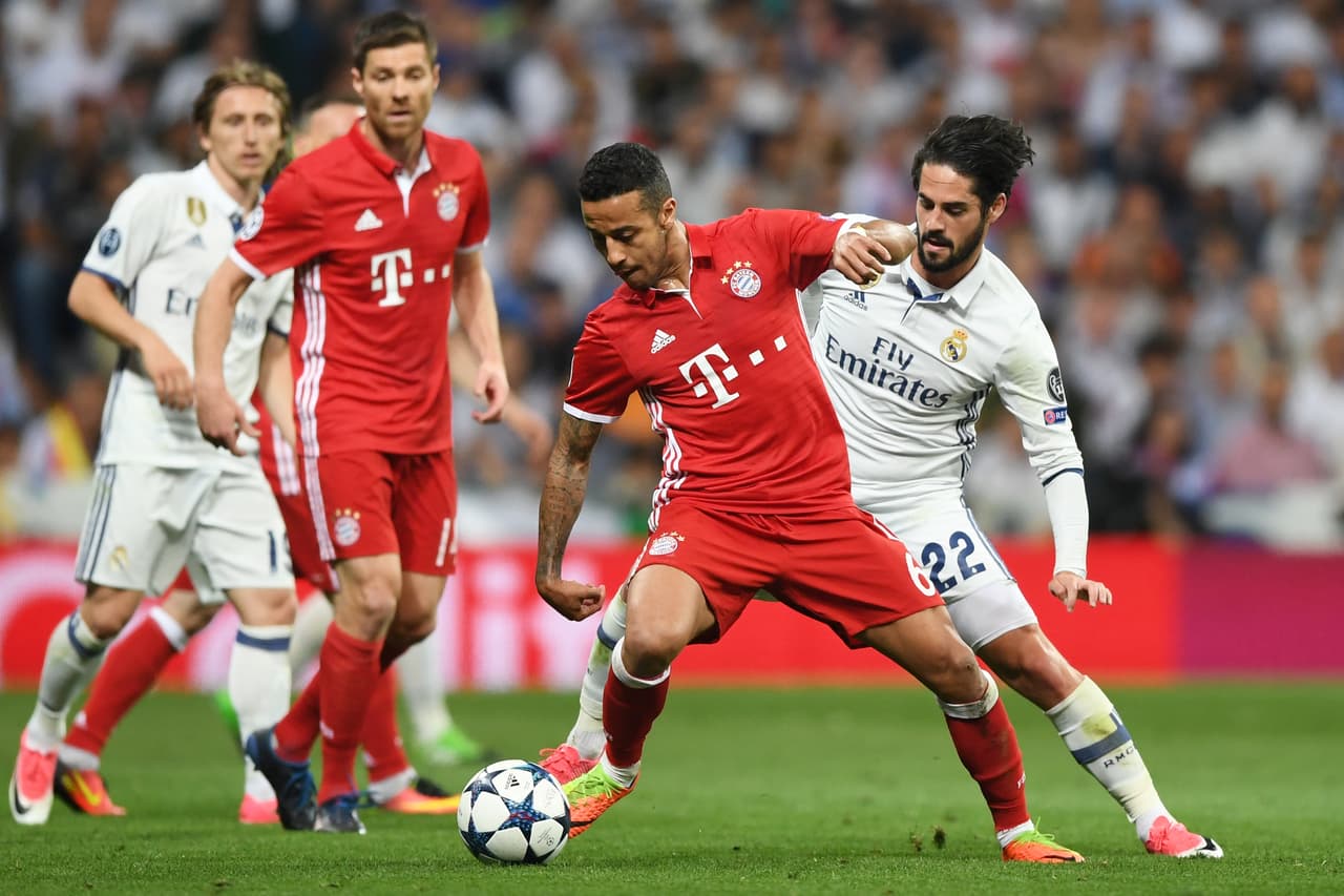MADRID, SPAIN - APRIL 18: Thiago Alcantara of Bayern Muenchen holds off Isco of Real Madrid during the UEFA Champions League Quarter Final second leg match between Real Madrid CF and FC Bayern Muenchen at Estadio Santiago Bernabeu on April 18, 2017 in Madrid, Spain. (Photo by Shaun Botterill/Getty Images)