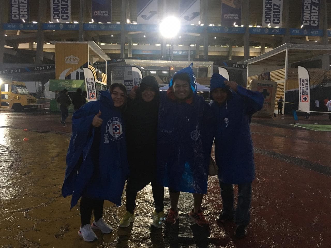 La lluvia no fue factor para que los aficionados faltaran a la cita de esta noche en el Estadio Azteca.