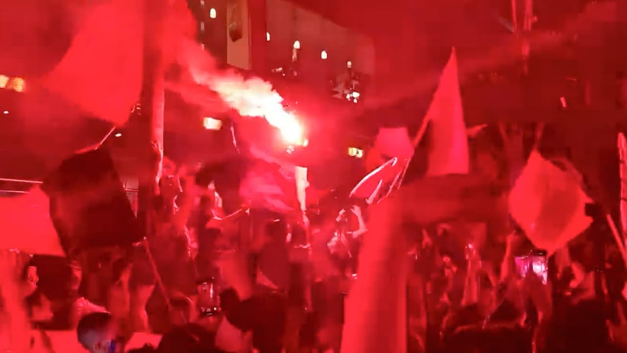 Atlas recibe serenata de su afición afuera del hotel de concentración