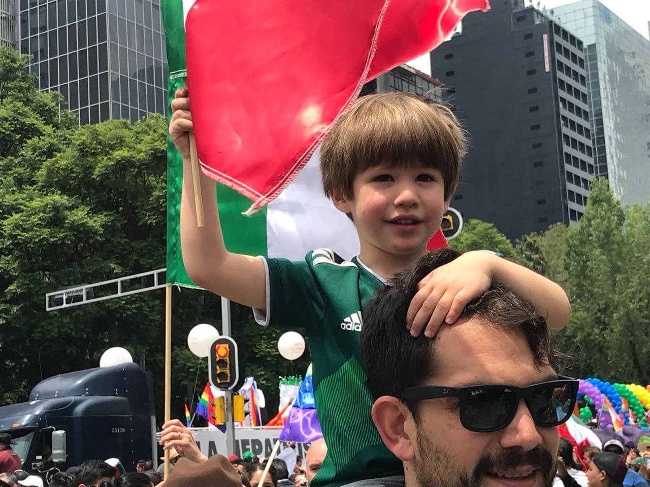 Los hinchas mexicanos se reunieron en el monumento del Ángel de la Independencia para celebrar un triunfo que pone de líder a México en el grupo F y lo pone a soñar con octavos de final del Mundial.