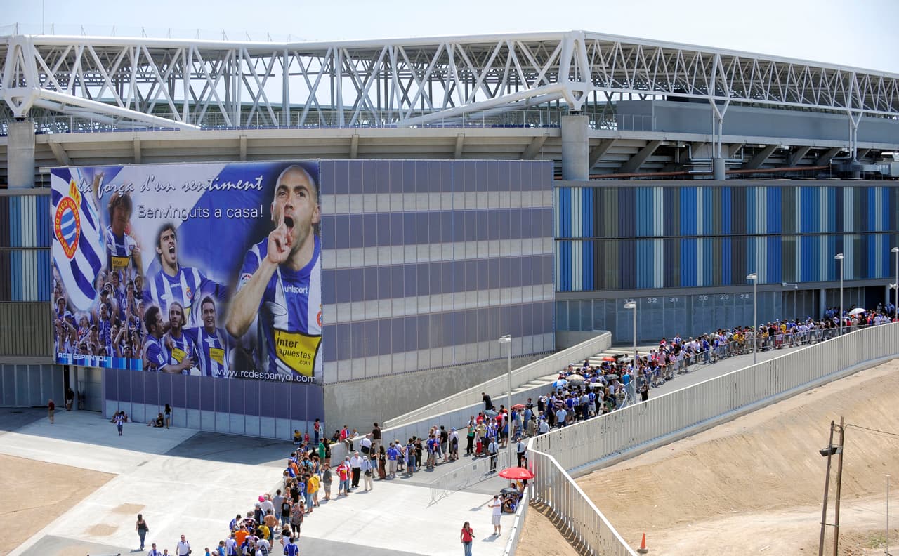 A la capilla donde se realizó la velación llegaron miles de personas, entre fanáticos y representantes de los equipos de primera y segunda división española.