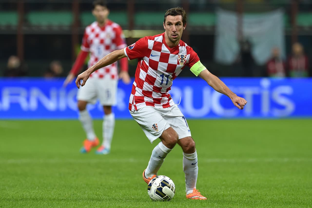 Barcelona estudia el fichaje del defensa croata Srna