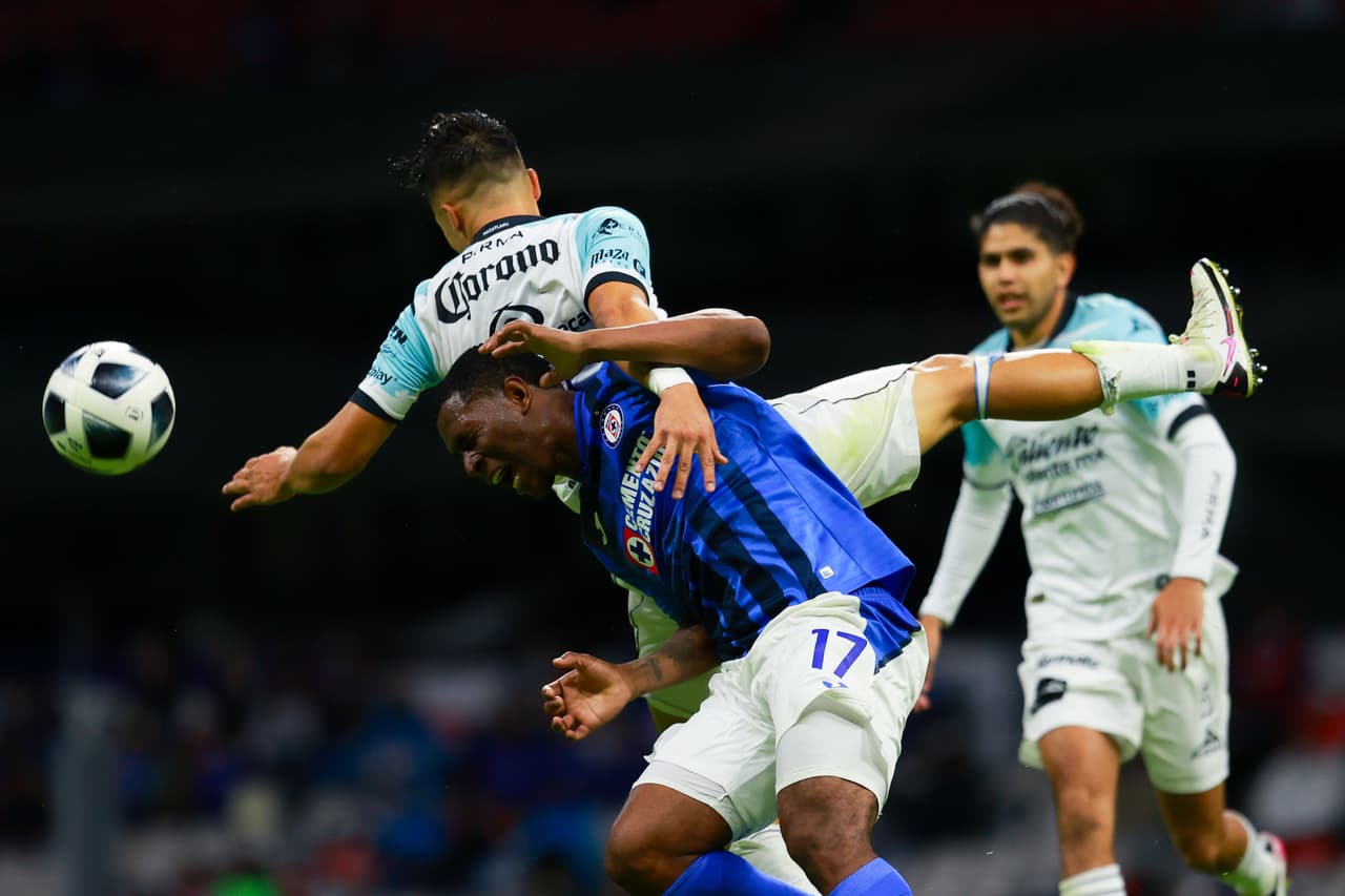 Mazatlán impuso su futbol para llevarse los tres puntos de casa de Cruz Azul que inició mal su reinado.