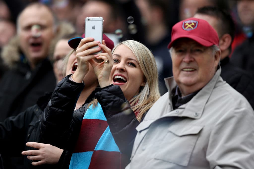 Los fanáticos de West Ham vivieron un partido especial en su casa contra el equipo que llegó como líder a esta fecha en el fútbol inglés.