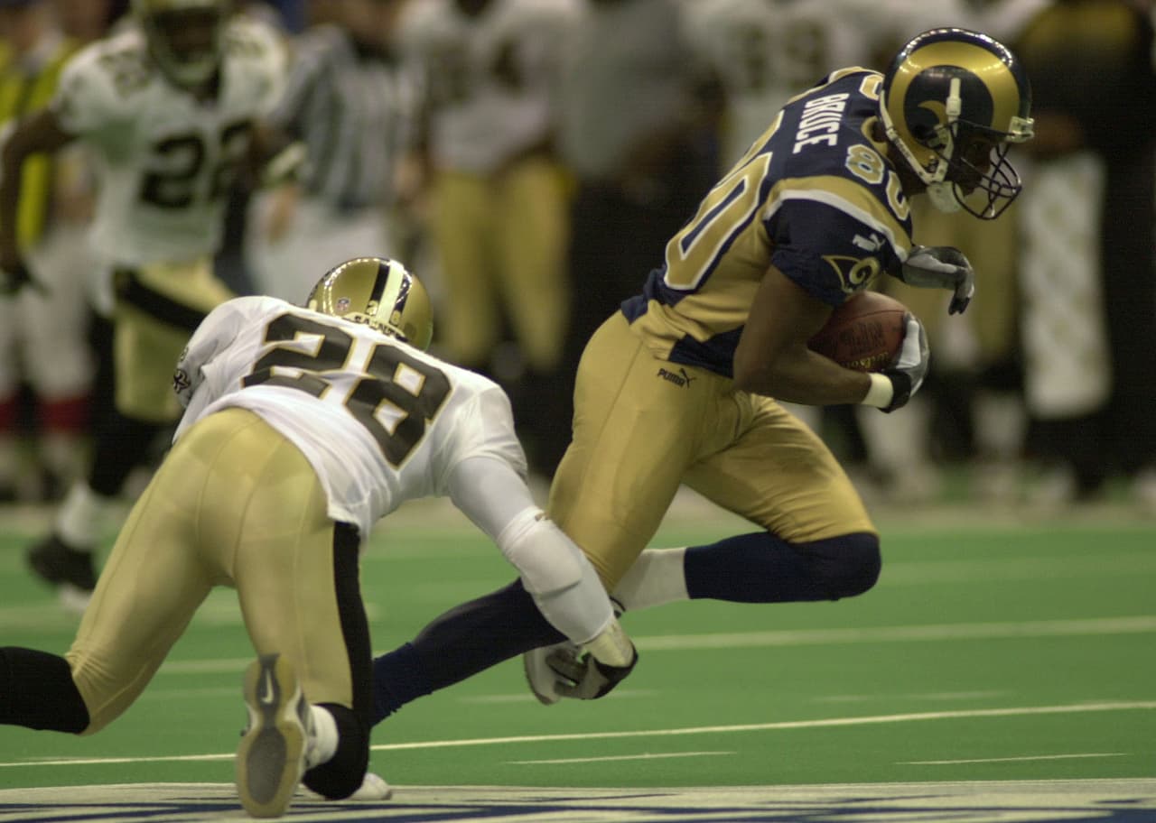El único duelo en Playoffs entre ambos data del Juego de Comodines en 2000, cuando los Rams les ganaron a los Saints por 31-28 en el Trans Word Dome en St. Louis.