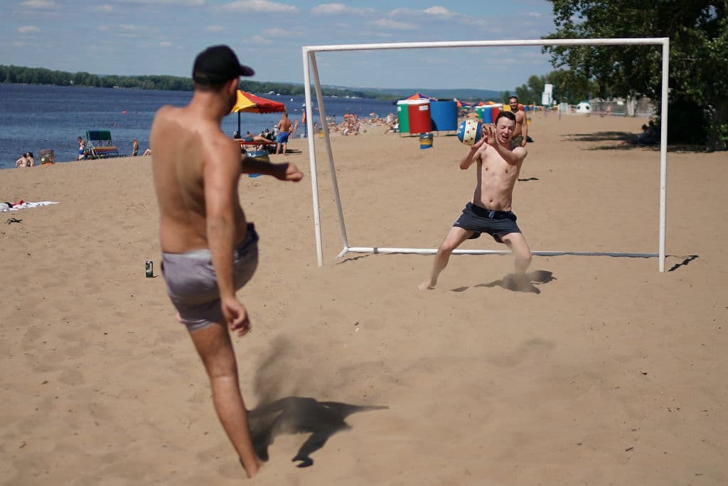 Es así como los seguidores de Inglaterra y Suecia disfrutan de unas vacaciones en la playa y bajo el sol previo al duelo de sus países en los cuartos de final en el Mundial de Rusia 2018.