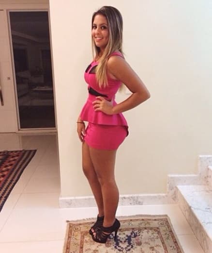 Danielle es la hija del ex jugador de la selección brasileña, Romario, últimamente ha incendiado las redes sociales con su fotografías donde presume su escultural cuerpo.