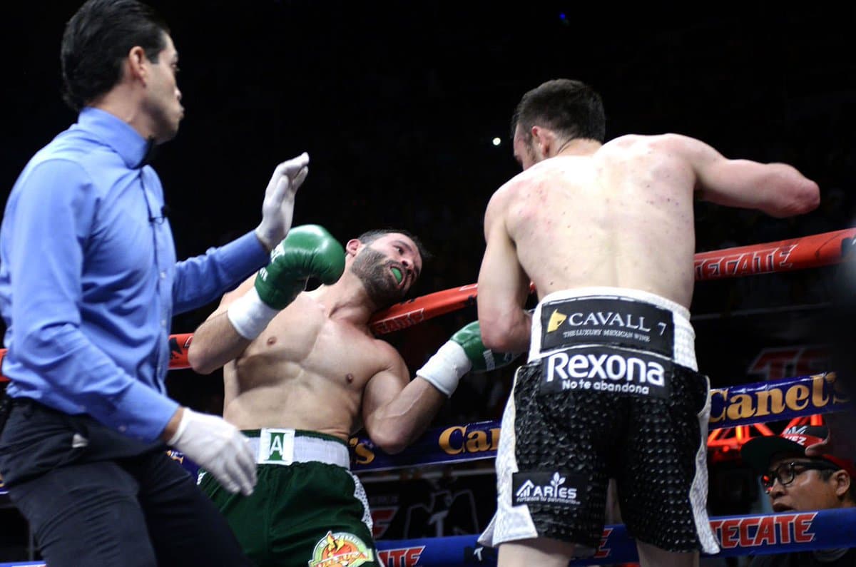 Los hermanos de ‘Canelo’ y ‘Chávez Jr.’ se enfrentaron en Chihuahua: hubo nocaut técnico