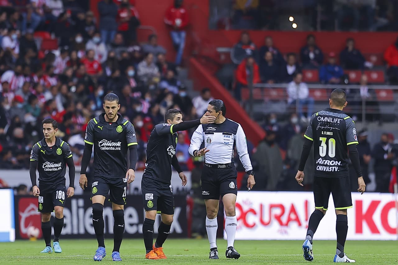 En un partido de poder a poder y donde Chivas se quedó con 10 hombres desde el minuto 27, los Diablos Rojos rescataron el empate sobre la agonía del partido.