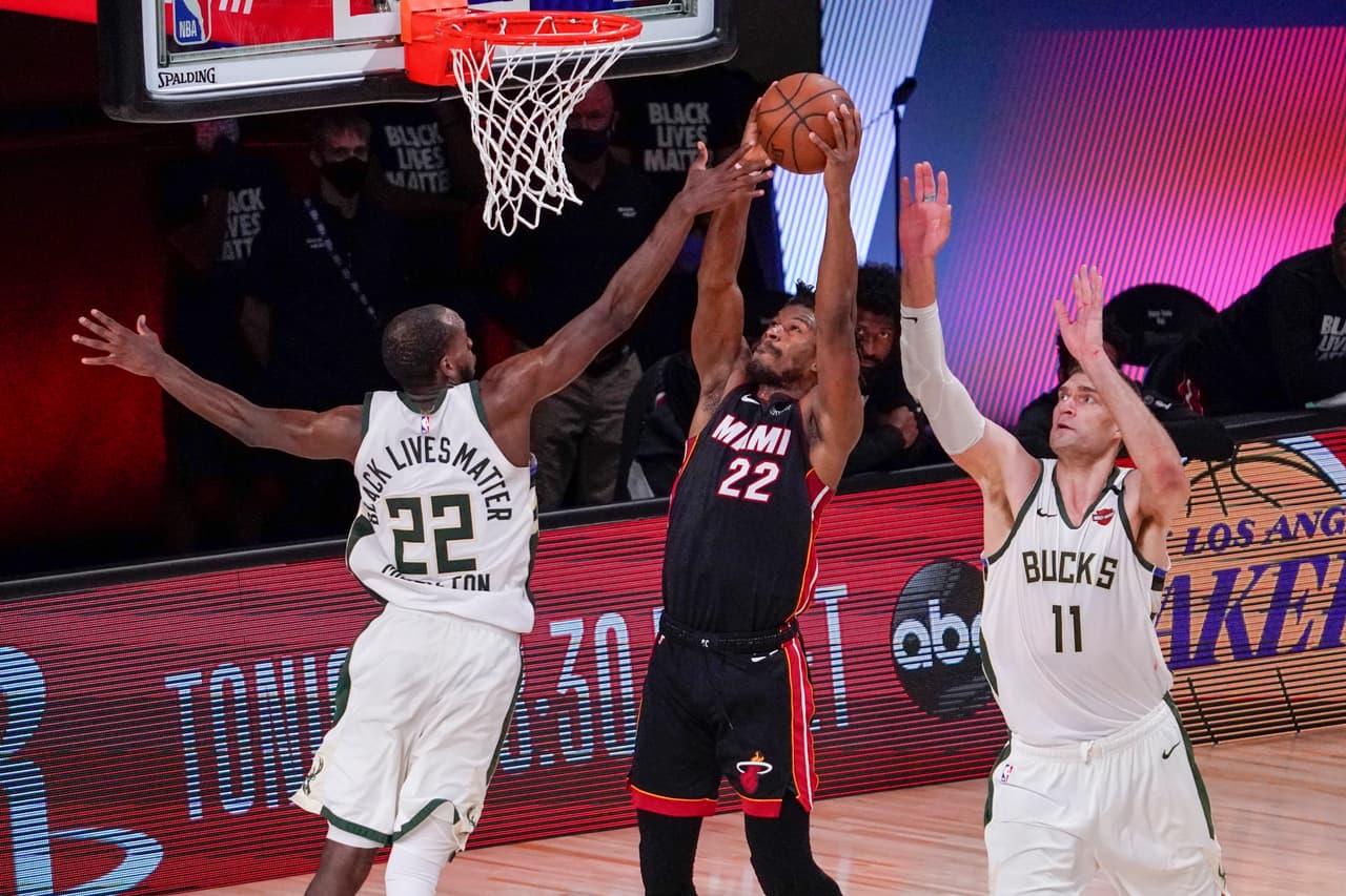 Los Milwaukee Bucks consiguen levantarse después de la golpiza y ganan el cuarto partido 118-115.