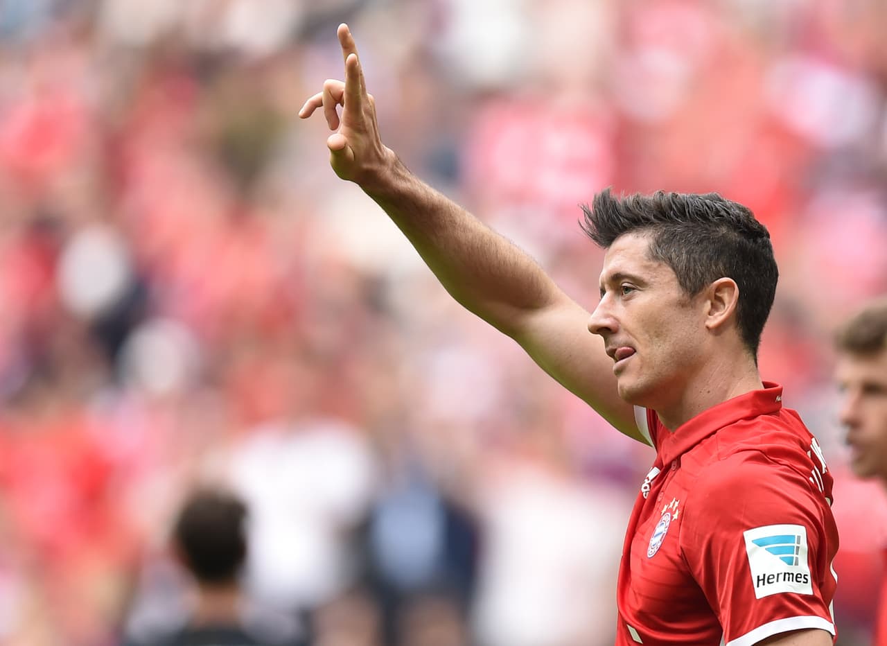 14: por la tranferencia de Robert Lewandowski, polaco del Bayern Munich, el valor sería de 100.6 millones de euros.