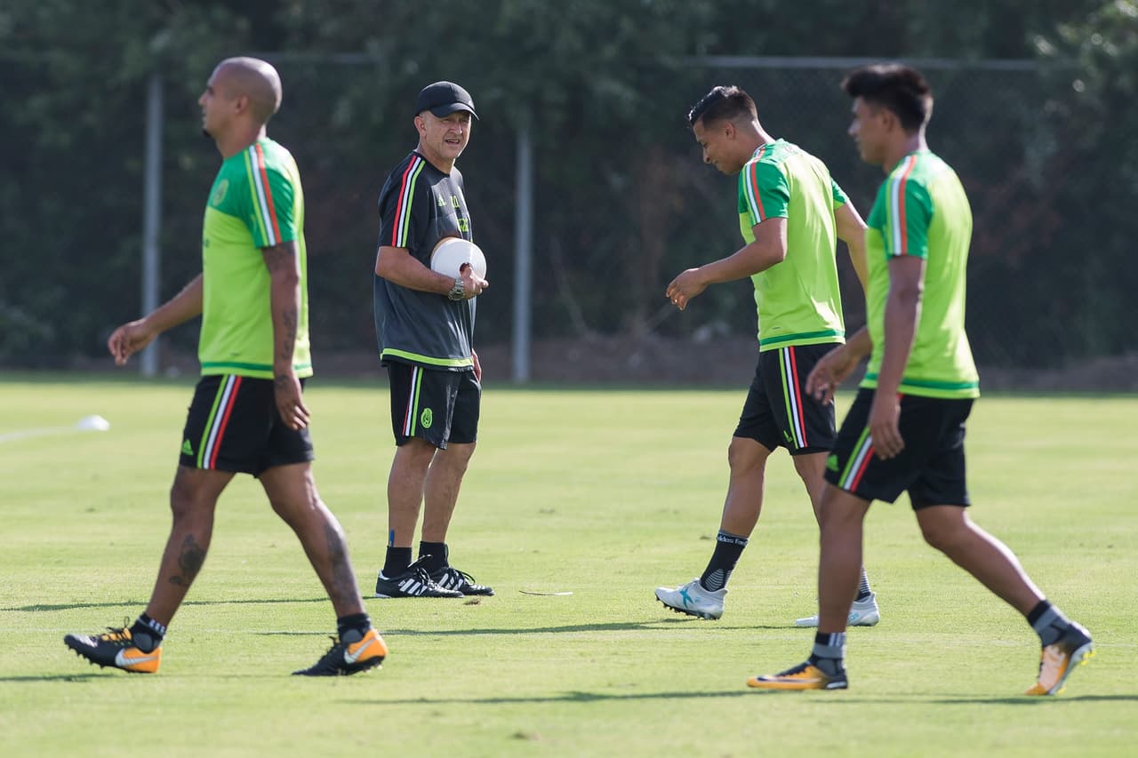 Juan Carlos Osorio prepara a México para su reto en la Copa Oro, torneo en el que no estará en el banquillo pero que su equipo necesita ganar para acallar las voces de crisis en su cuerpo técnico.