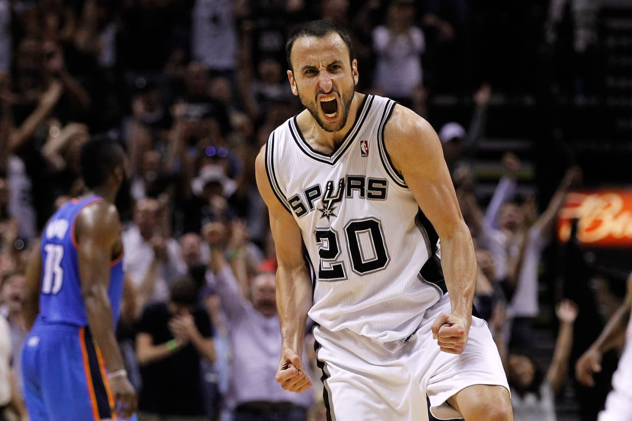 Manu Ginóbili celebra tras lograr una canasta en los playoffs de la NBA de 2012.